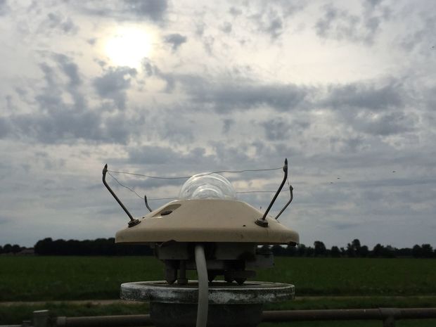 Pyranometer/solarimeter voor bepaling zonneschijnduur op het KNMI-weerstation Ell bij het dorp Haler (gemeente Leudal)