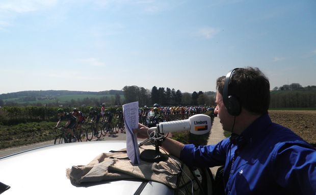 Live weerpaatje van Thijs Zeelen voor L1-sportradio vorig jaar zondagmiddag 19 april 2015 even na 14 uur tijdens de passage van Amstel Gold Race op de Van Plettenbergweg tussen Wittem en Eys.