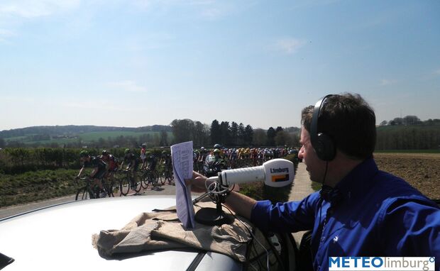 Live weerpraatje van Thijs Zeelen tijdens de sportuitzending op L1 radio op zondagmiddag 19 april 2015 even na 14 uur bij een normale Amstel Gold Race temperatuur van 15 graden tijdens de passage van de wielrenners op de Van Plettenbergweg tussen Wittem en Eys.